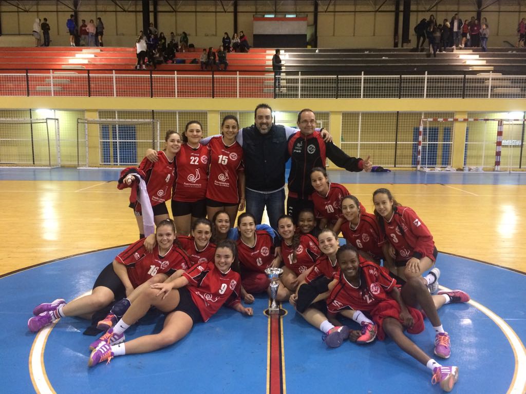El equipo juvenil femenino del Balonmano Morro Jable V.C. se proclama campeón de la Liga Insular