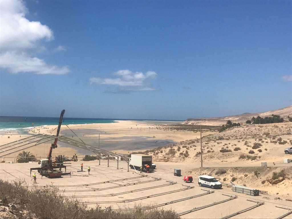 Obras Municipales de Pájara instala las carpas para el Mundial de Windsurfing y Kiteboarding de Fuerteventura