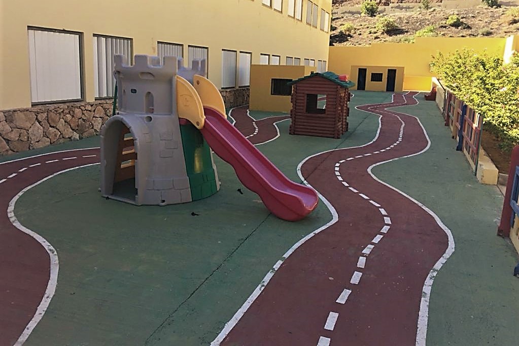 El Ayuntamiento de Pájara instala parques infantiles en los colegios de Costa Calma, El Ciervo y La Lajita