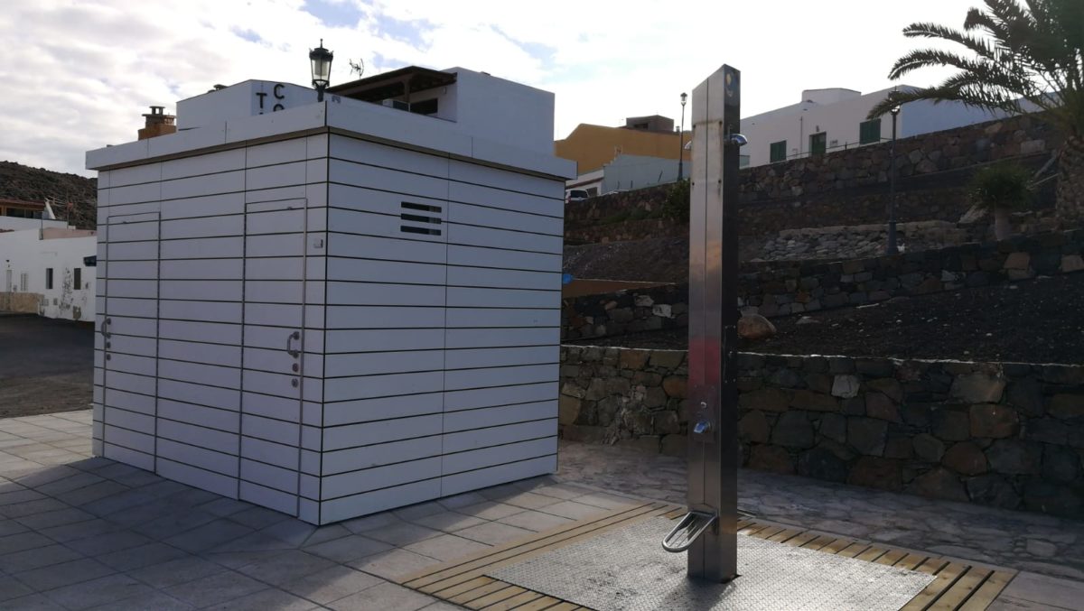 El Ayuntamiento de Pájara renueva los baños públicos de la playa de Ajuy
