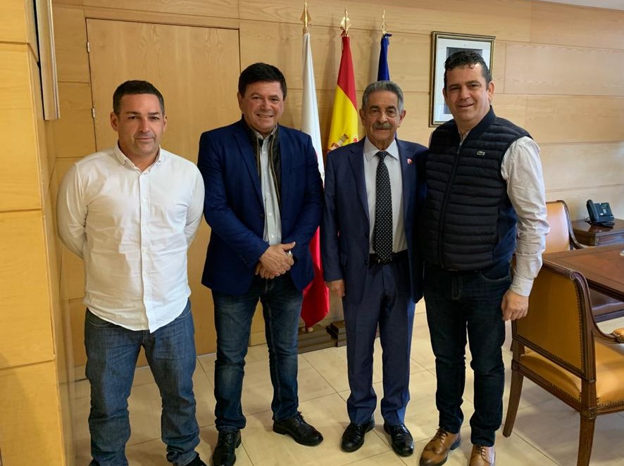 Miguel Ángel Revilla recibe a una delegación del Ayuntamiento de Pájara