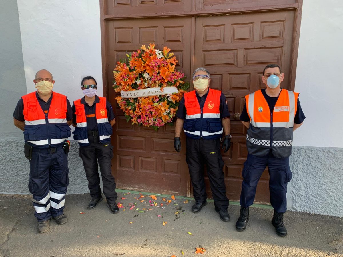 El voluntariado de Protección Civil del Ayuntamiento de Pájara, coloca dos coronas de flores en los cementerios municipales de Morro Jable y Pájara.