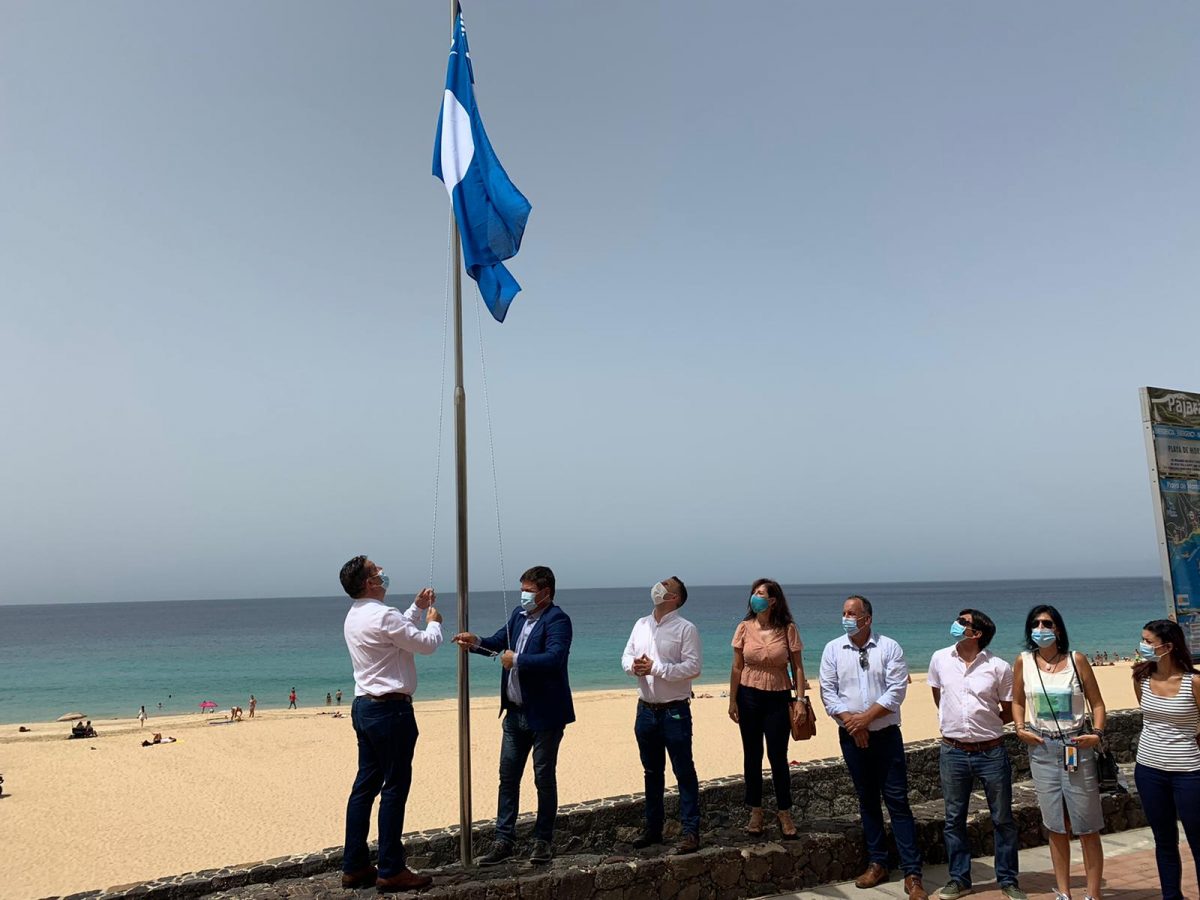 Izado de las cuatro banderas azules en las playas del municipio de Pájara
