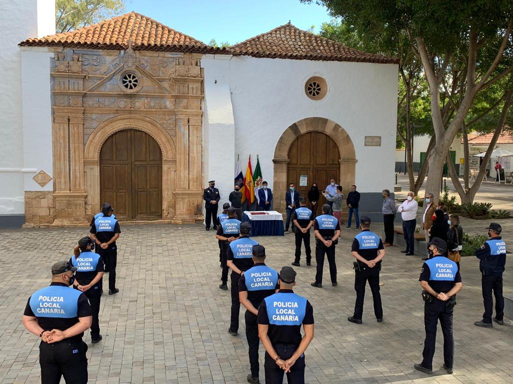 Pájara reconoce la labor y entrega de cinco policías del municipio con más de 30 años de servicio