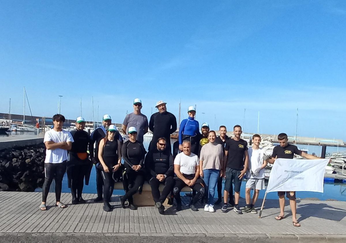 ‘No más plásticos’ y los buzos de Fuerteventura organizan una limpieza en el Muelle de Morro Jable con la colaboración del Ayuntamiento