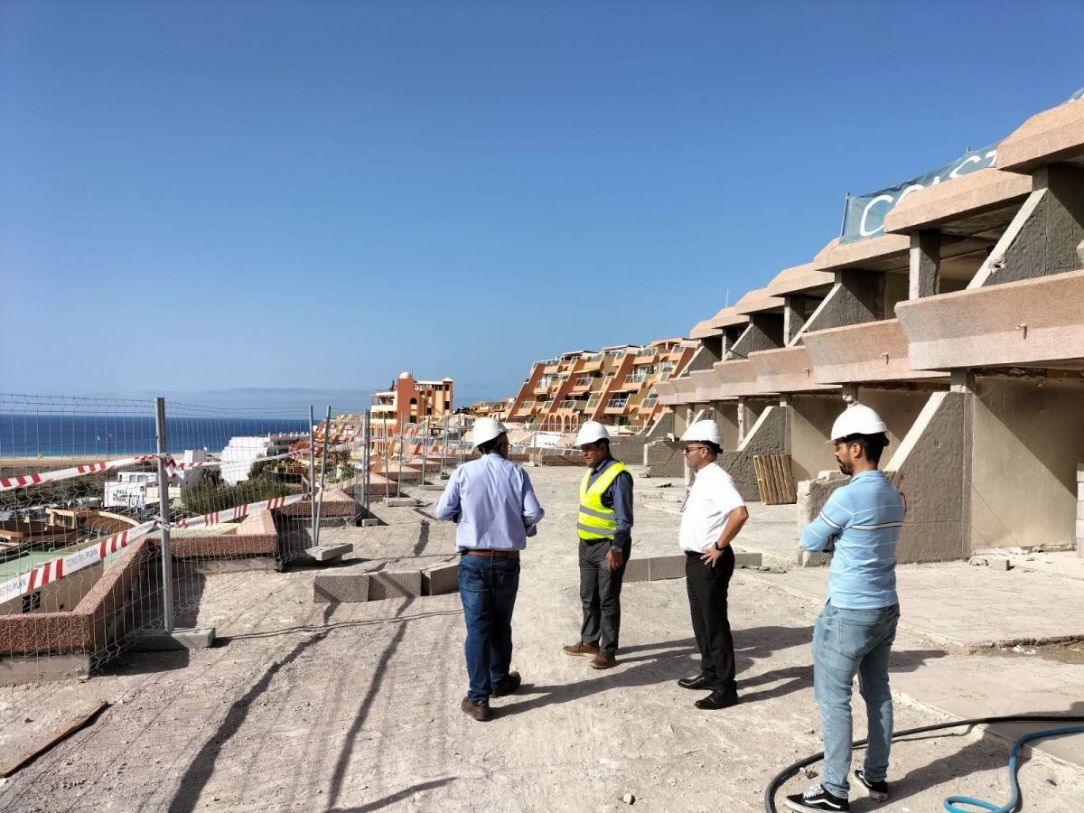 El alcalde Pedro Armas visita las obras de rehabilitación del Hotel Stella Canaris en Pájara