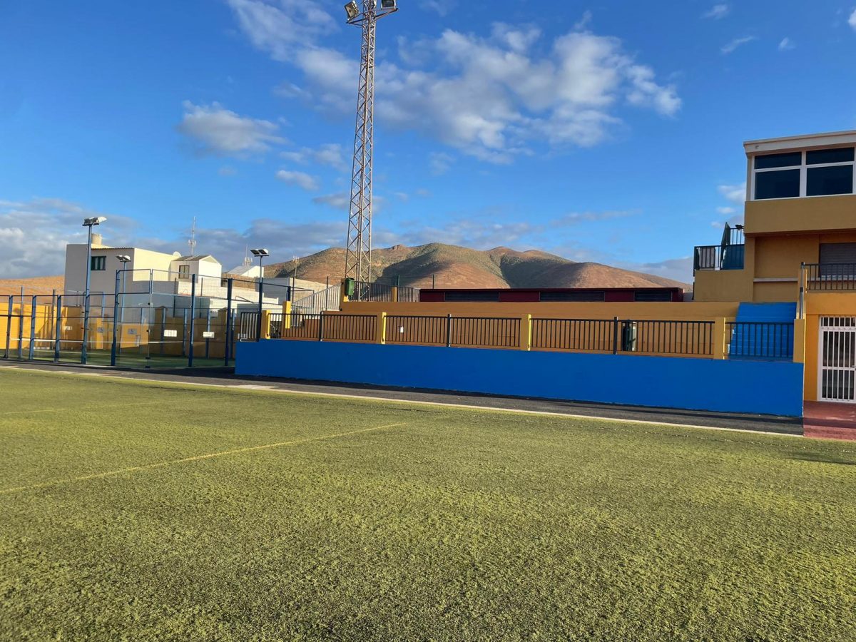El Ayuntamiento continúa el plan de mejora de las instalaciones deportivas con actuaciones en el Campo de Fútbol Municipal de Pájara