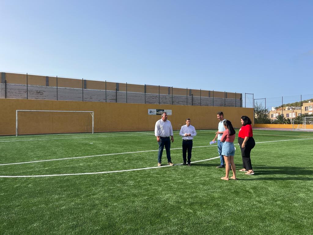 El Ayuntamiento de Pájara culmina la sustitución del césped del campo de fútbol de Morro Jable