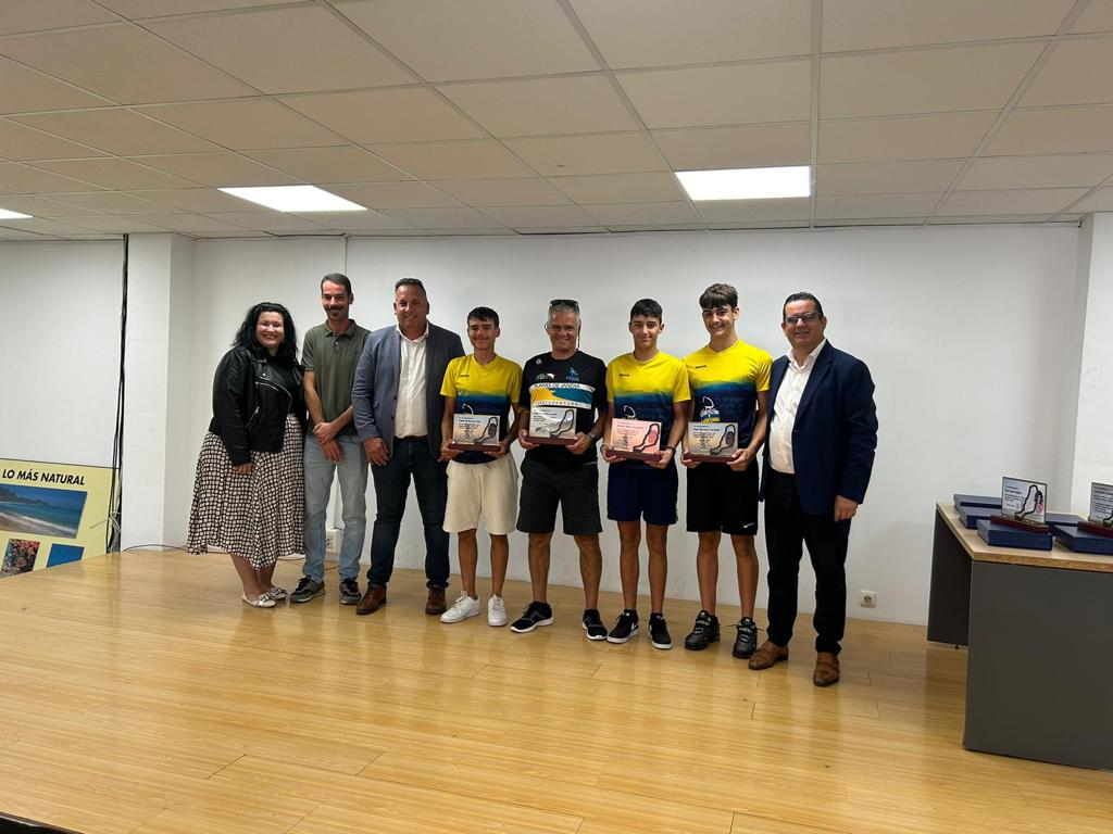 El Ayuntamiento de Pájara lleva a cabo un reconocimiento a la trayectoria de tres ciclistas del CD Cofete