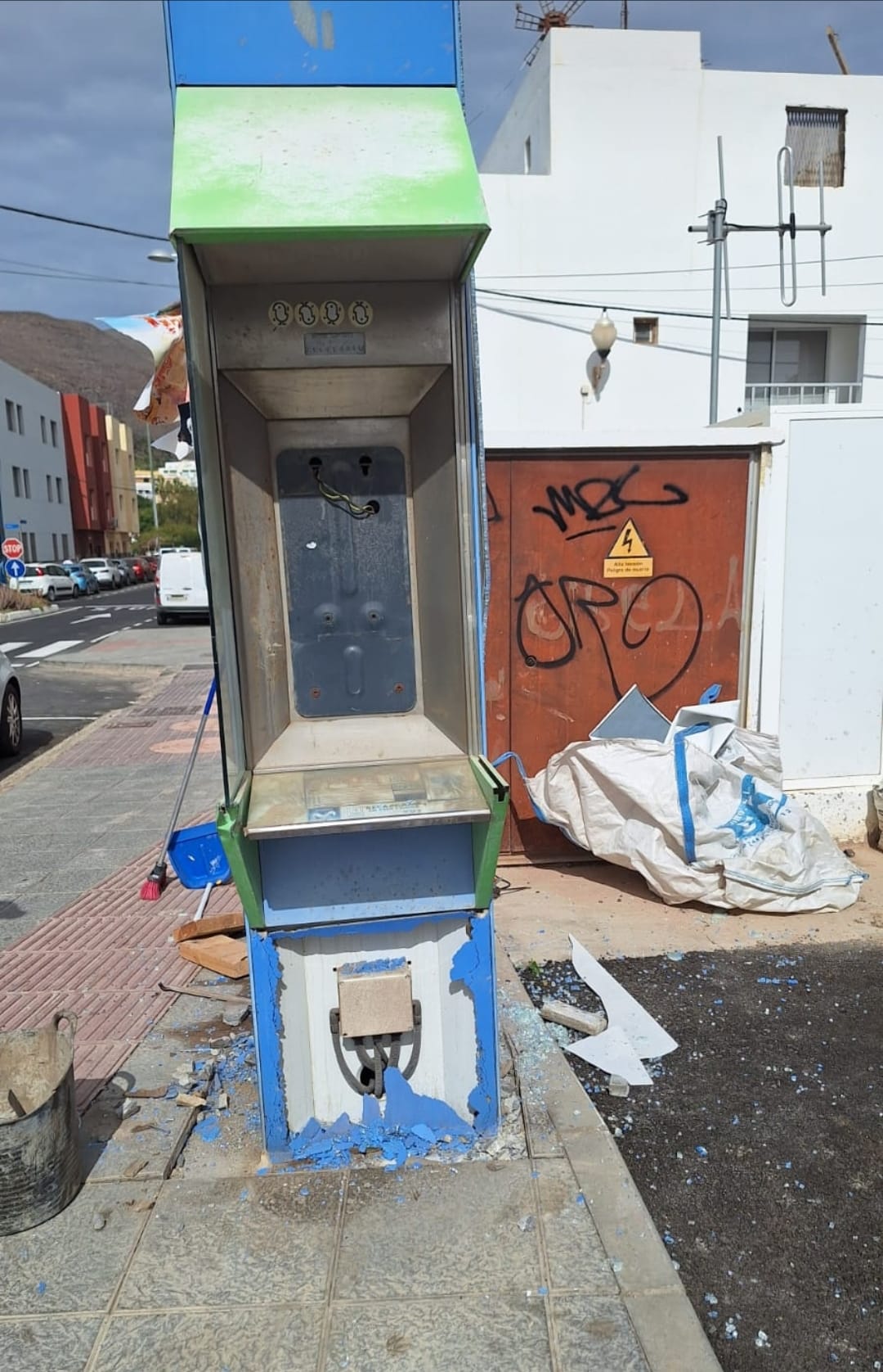 Telefónica retira las antiguas cabinas de la vía pública en el municipio Pájara