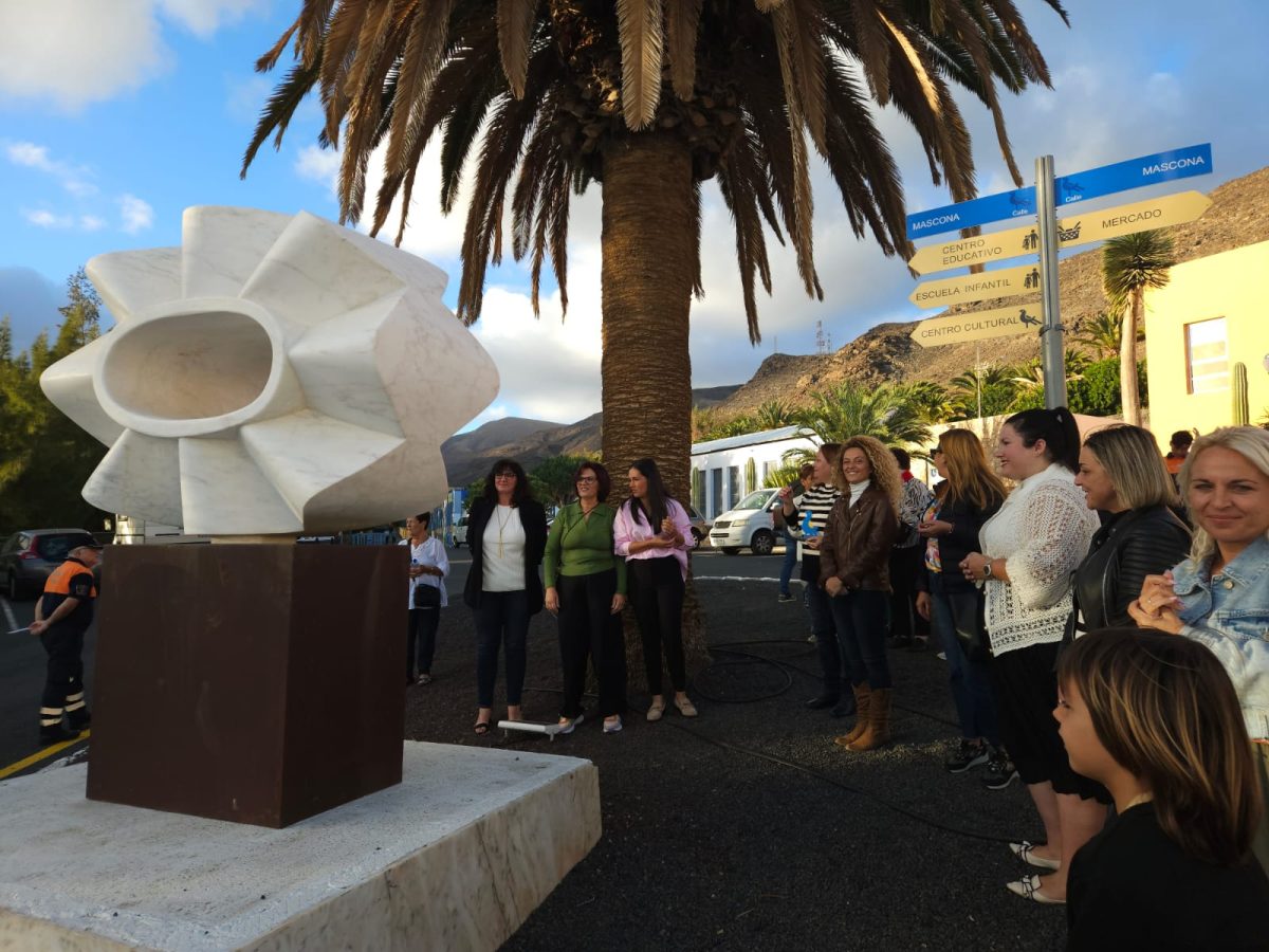 El Ayuntamiento de Pájara inaugura una nueva escultura por el Día Internacional de la Mujer