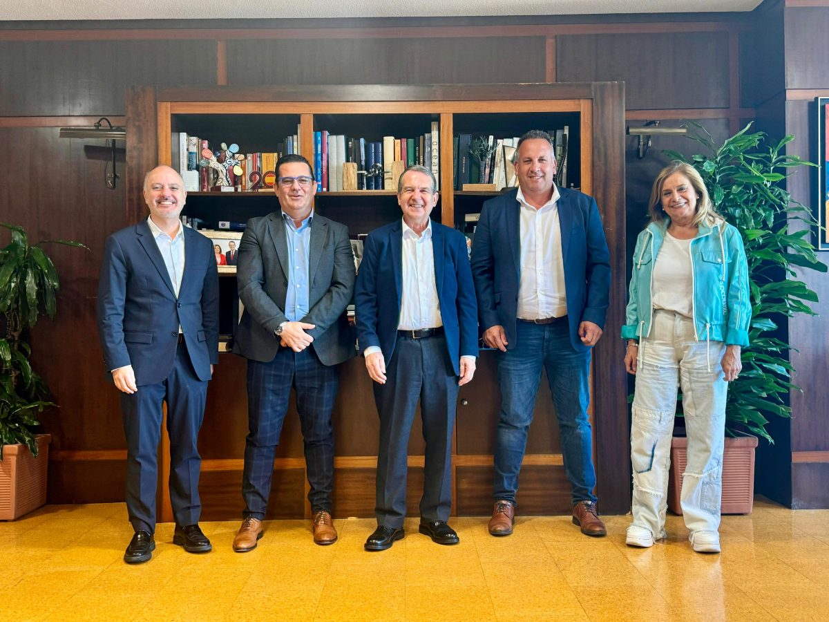 Pájara estrecha lazos con los municipios gallegos de Vigo y Santiago de Compostela