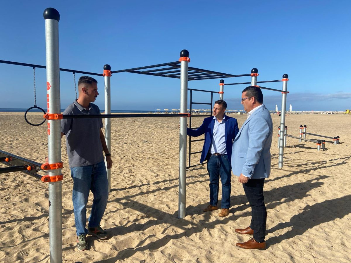 El Ayuntamiento de Pájara renueva el parque de calistenia junto al hotel Robinson