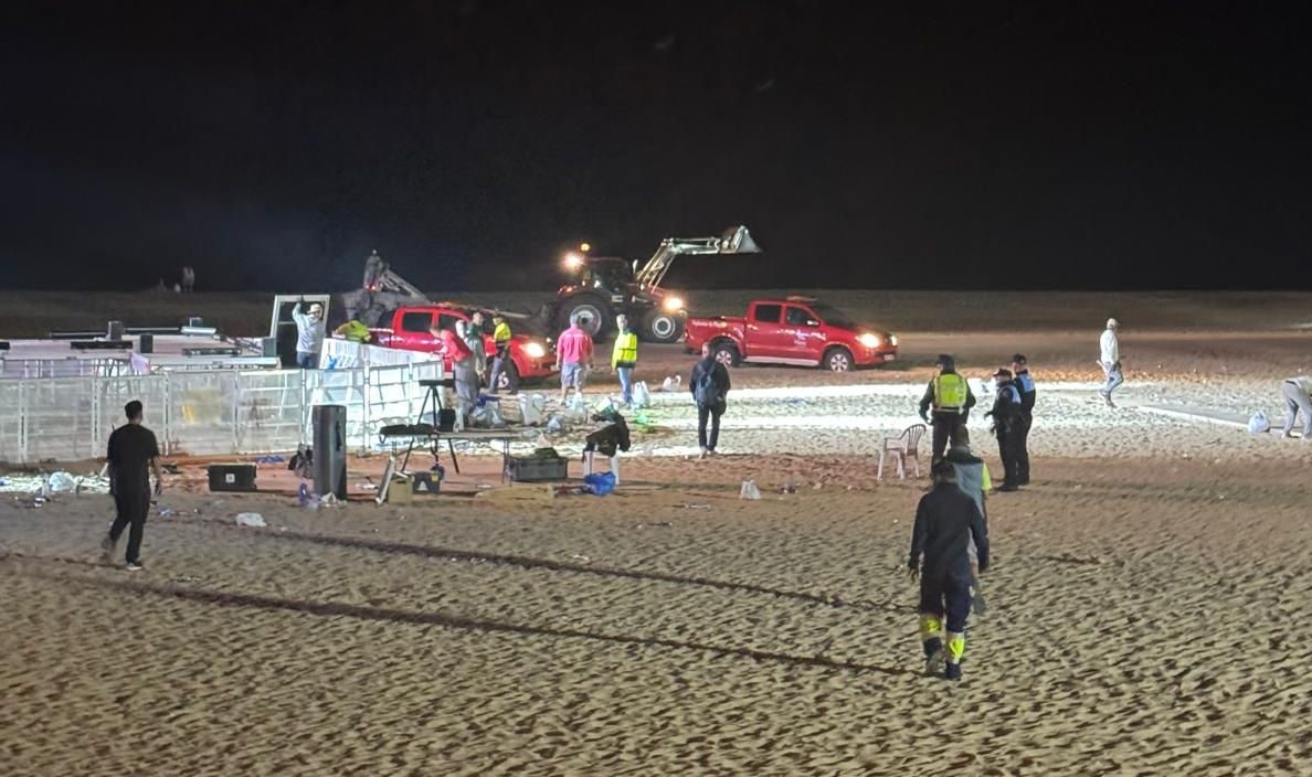 Pájara limpia la playa del Matorral en tiempo récord tras el rodaje de ‘La Reina del Flow’