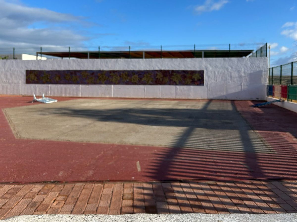El Ayuntamiento de Pájara renueva el parque infantil junto al CEIP Costa Calma 