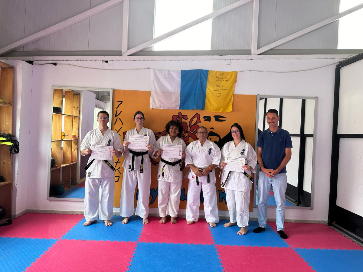 Pájara reconoce el esfuerzo de los jóvenes karatekas que obtienen el cinturón negro
