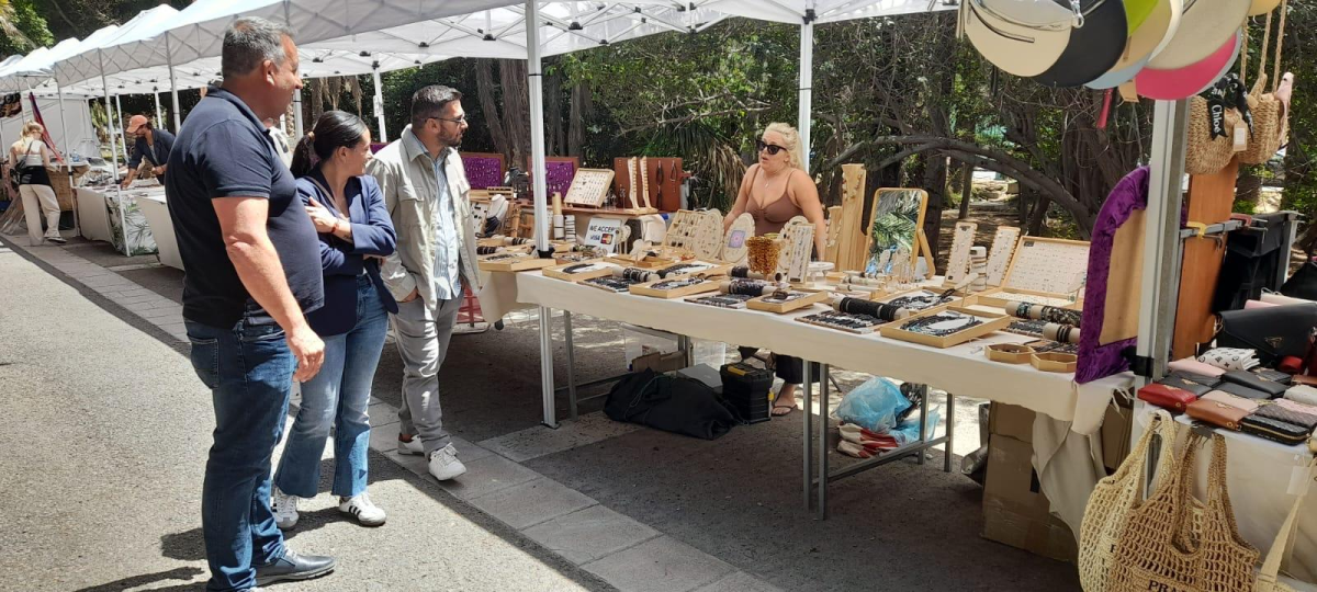 La nueva ubicación del mercadillo de Costa Calma arranca con éxito