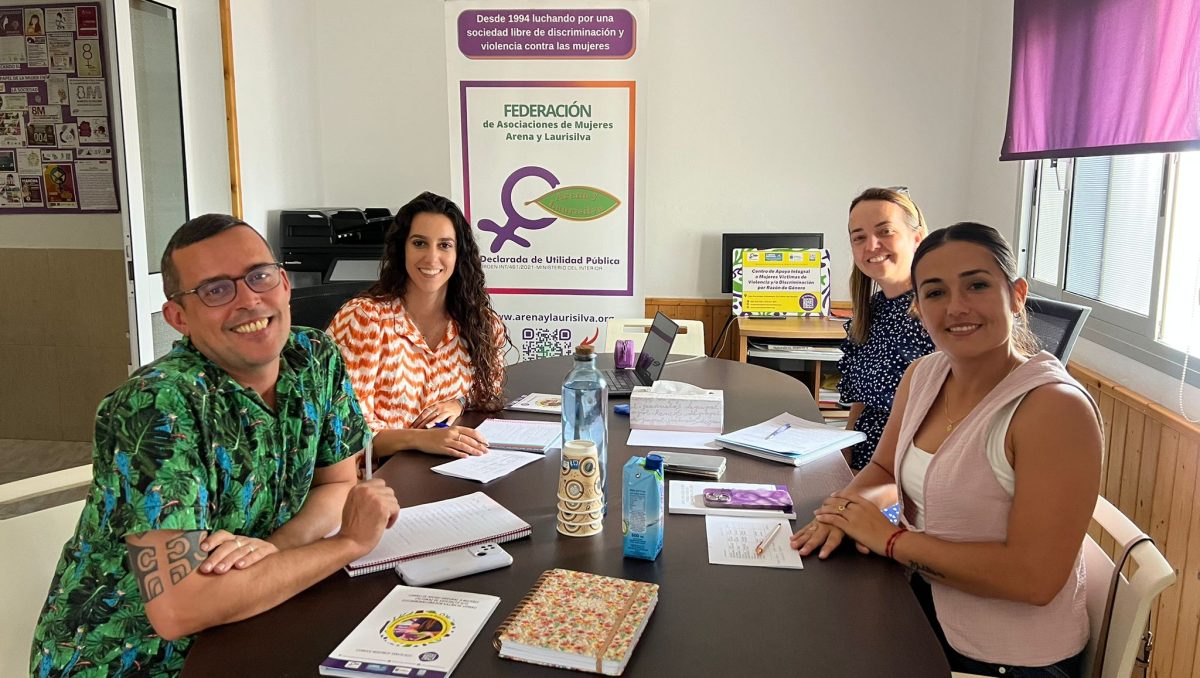 Pájara refuerza su compromiso con la igualdad y lanza seis puntos violetas 