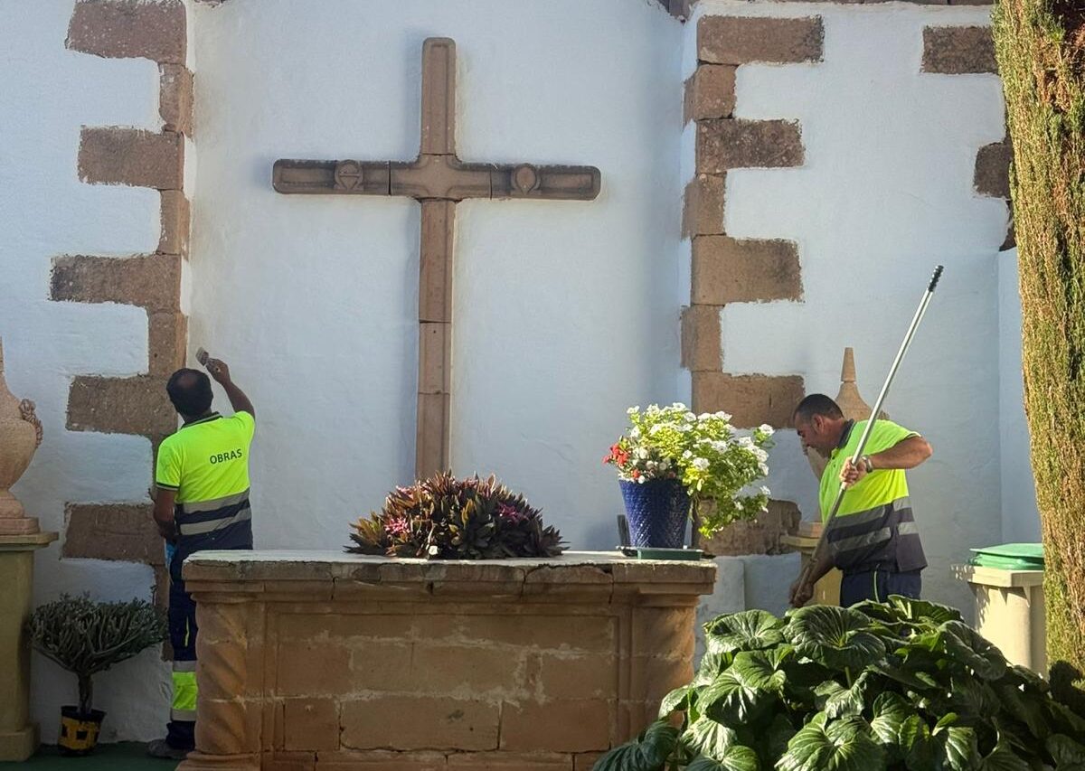 El Ayuntamiento de Pájara acondiciona los cementerios municipales con motivo del Día de los Difuntos y de Todos los Santos 