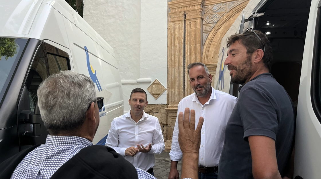 Pájara presenta ocho nuevos vehículos para reforzar los servicios municipales 