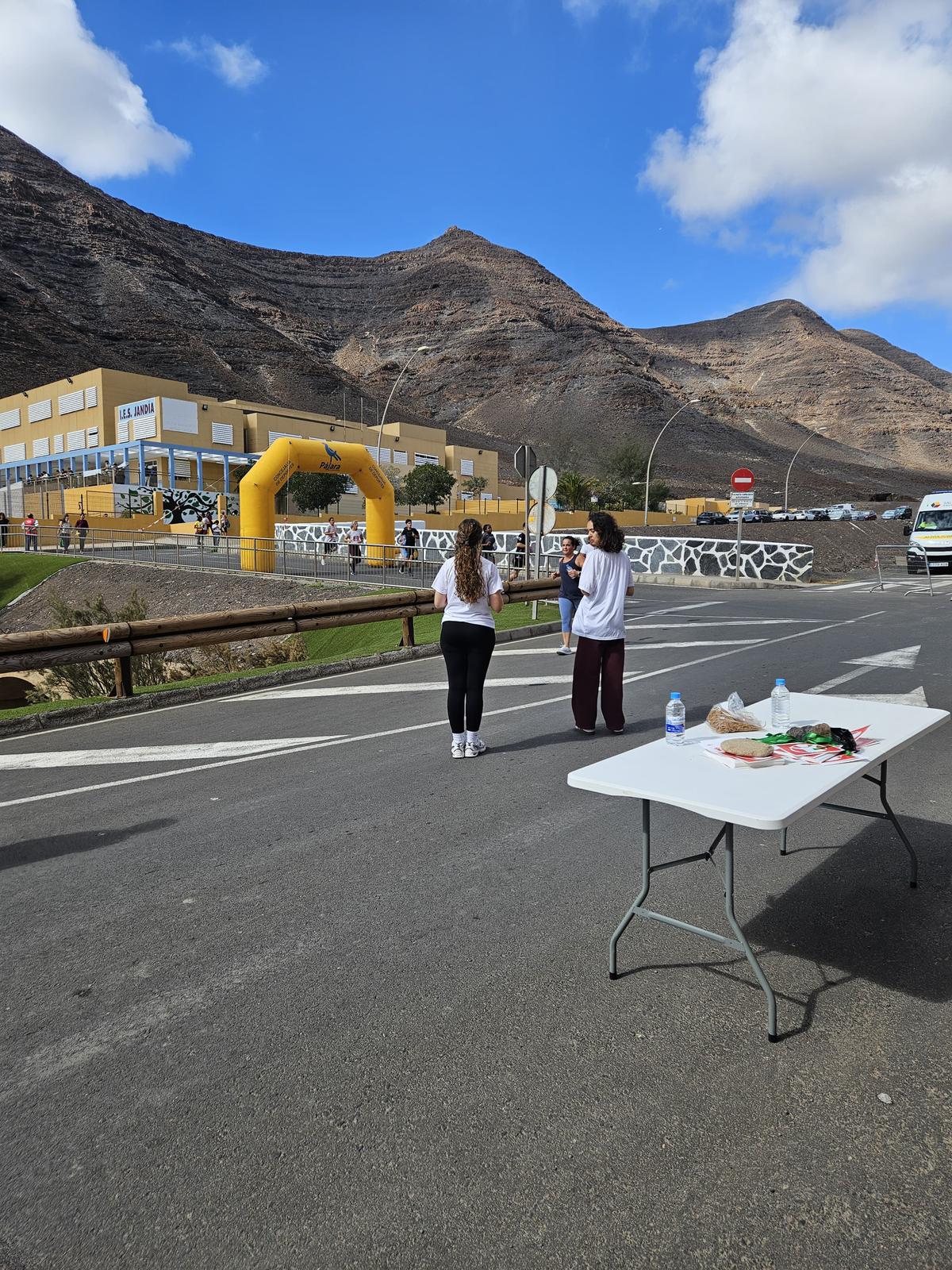 Decenas de escolares participan en la XII Carrera Solidaria del IES Jandía