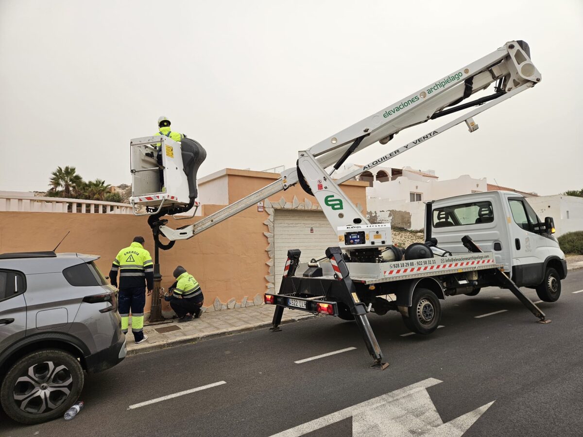 El Ayuntamiento de Pájara refuerza el alumbrado público y mejora varias zonas de Costa Calma 